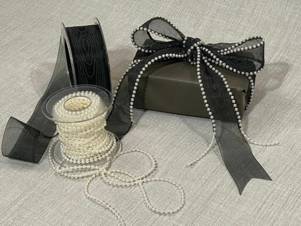 Geschenkband mit Perlen scaled