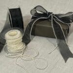 Geschenkband mit Perlen scaled