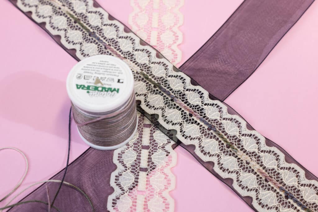 Geschenkband mit der Overlock scaled
