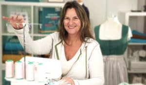 Manu von Courleys an der Overlock im Kursraum.