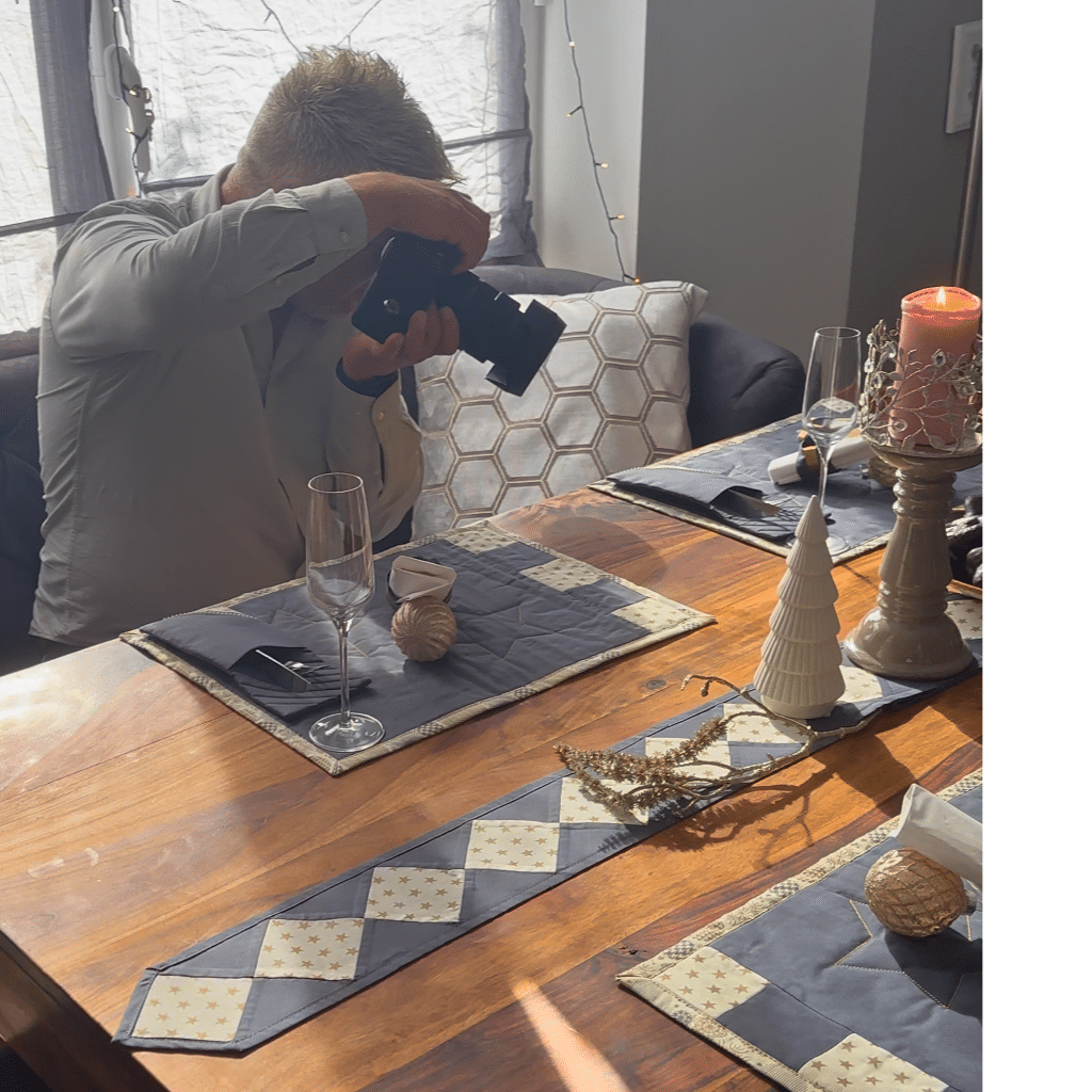 Der Fotograf beim Fotoshooting zum Thema Weihnachtstisch.