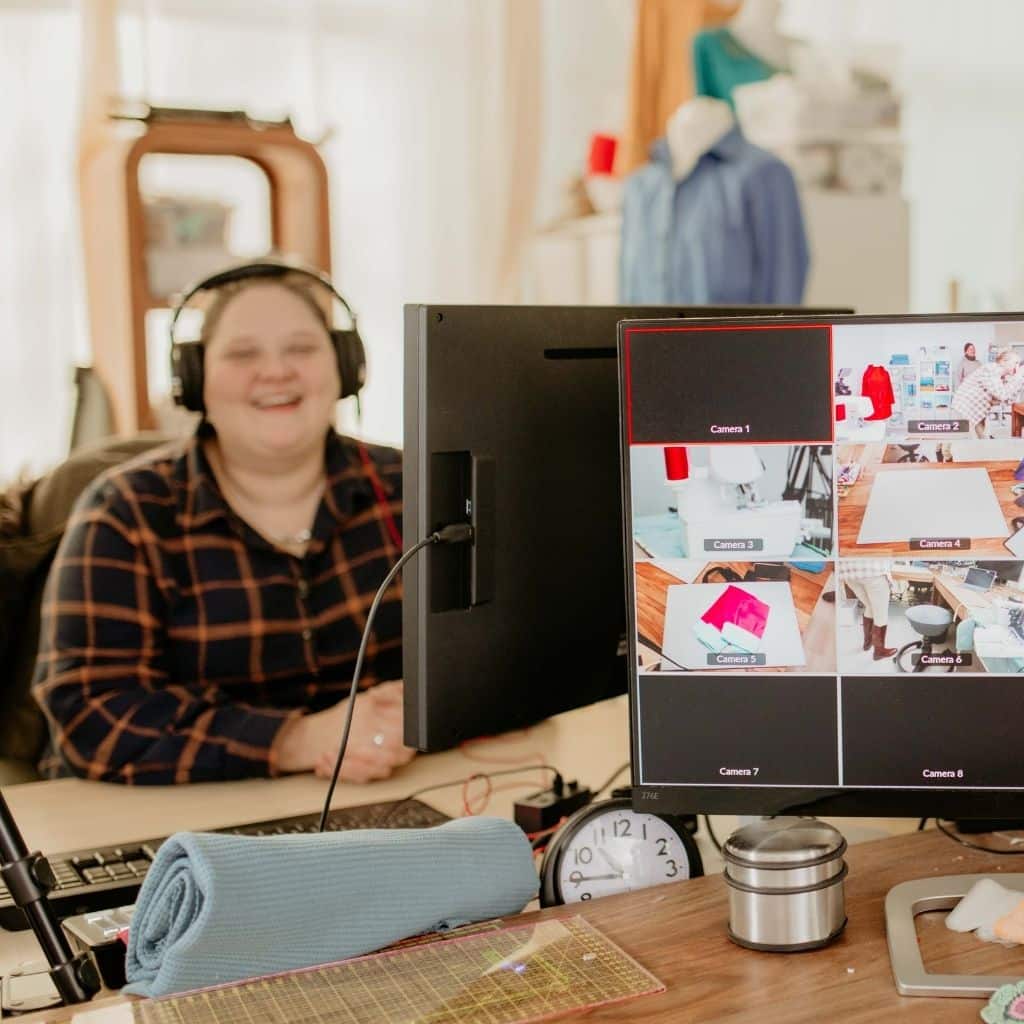 Simone begleitet einen Livekurs von Courleys am Mischpult.