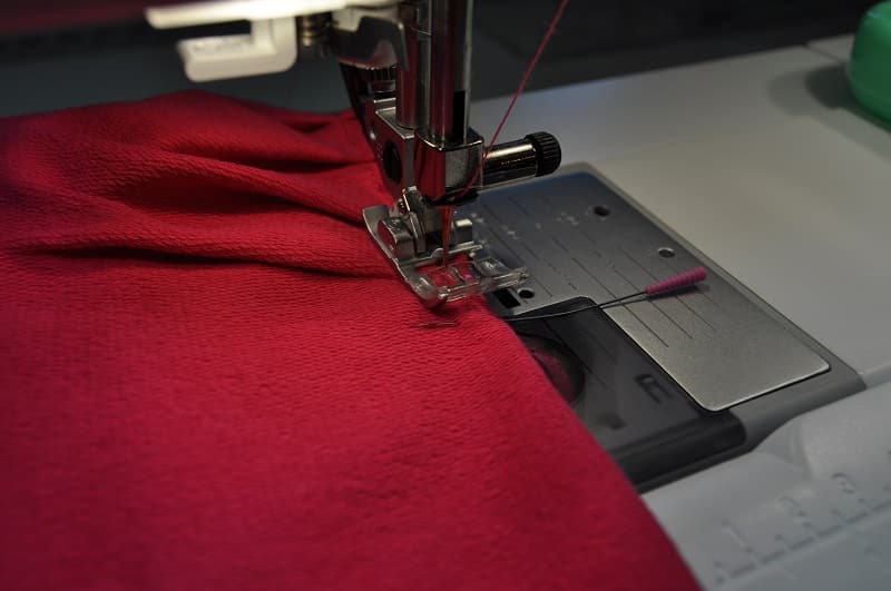 Gesteckte Kräuselärmel werden an der Nähmaschine genäht