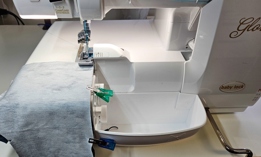 Raglanärmel wird an der baby lock Gloria für eine dekorative Flachnaht Overlock vorbereitet.