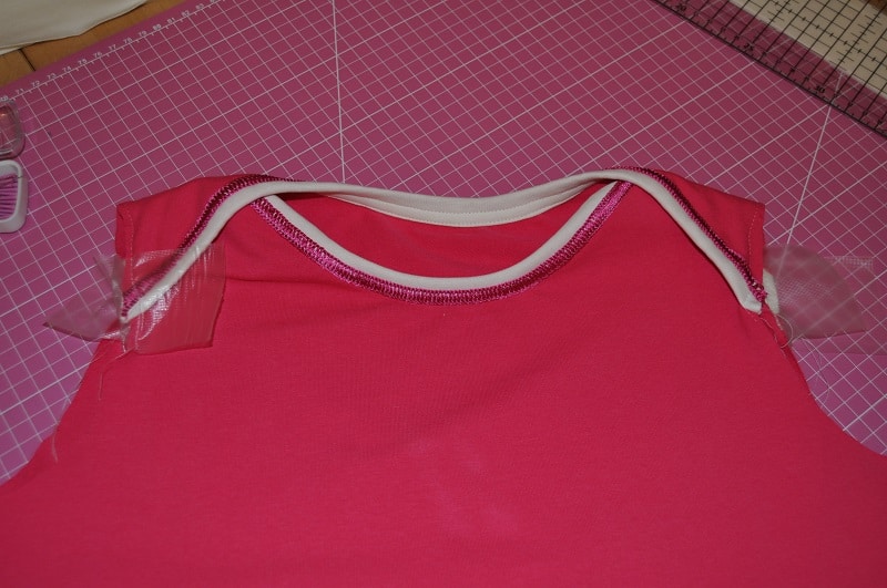 Genähter amerikanischer Ausschnitt mit Binding an einem pinken Shirt