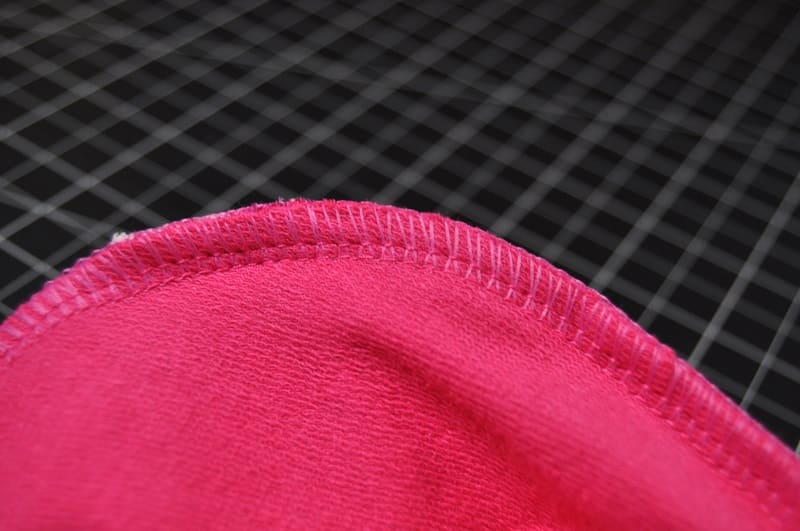 Overlocknaht an der Ärmelrundung eines pinken Shirts