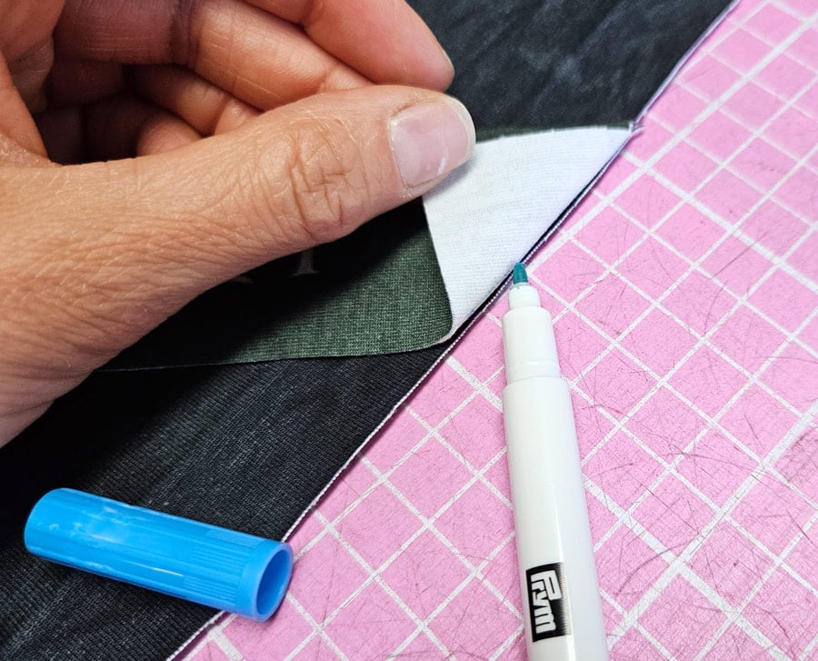 Die Position für die Negativapplikation wird mit einem Markierstift auf dem Stoffstreifen angezeichnet.
