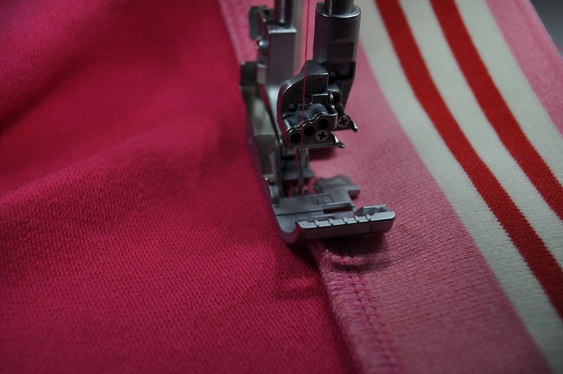 Kettstich mit Covermaschine beim Saum eines Shirts mit amerikanischem Ausschnitt