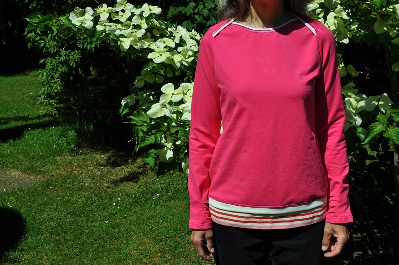 Fertiges pinkes Shirt mit amerikanischem Ausschnitt, Kräuselärmeln und gestreiftem Bündchen