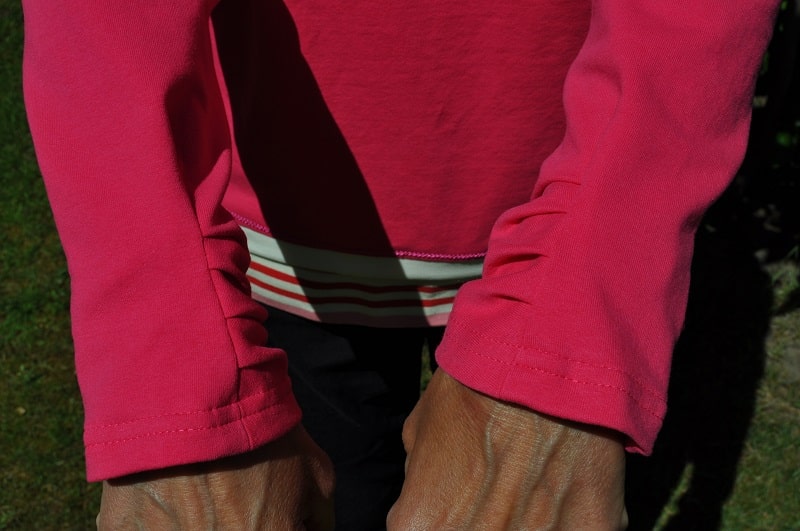 Kräuselärmel an einem pinken Shirt mit amerikanischem Ausschnitt