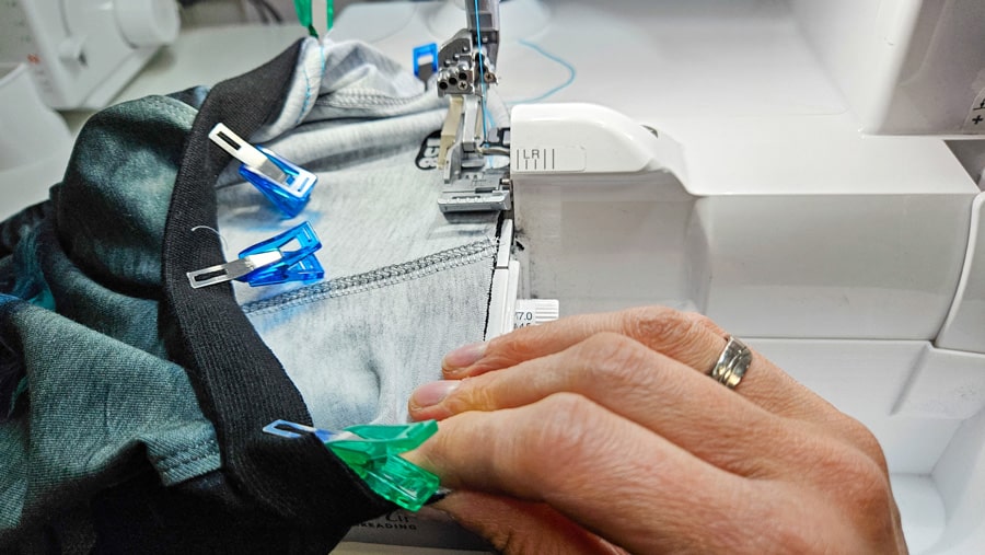 Halsbündchen wird mit der 2-Faden-Flachnaht Overlock an ein Shirt angenäht.