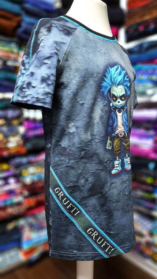 Seitenansicht eines fertigen Shirts mit Negativapplikation und türkisfarbener Flachnaht Overlock.
