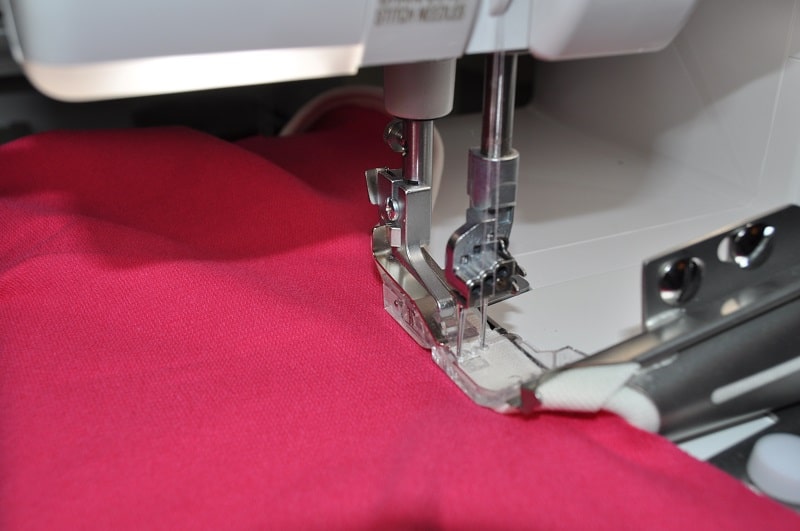 Binding an einem Shirt mit amerikanischem Ausschnitt Covern