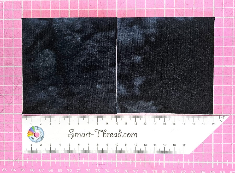 Zwei Stoffquadrate werden für eine Probenaht der Flachnaht Overlock vorbereitet.