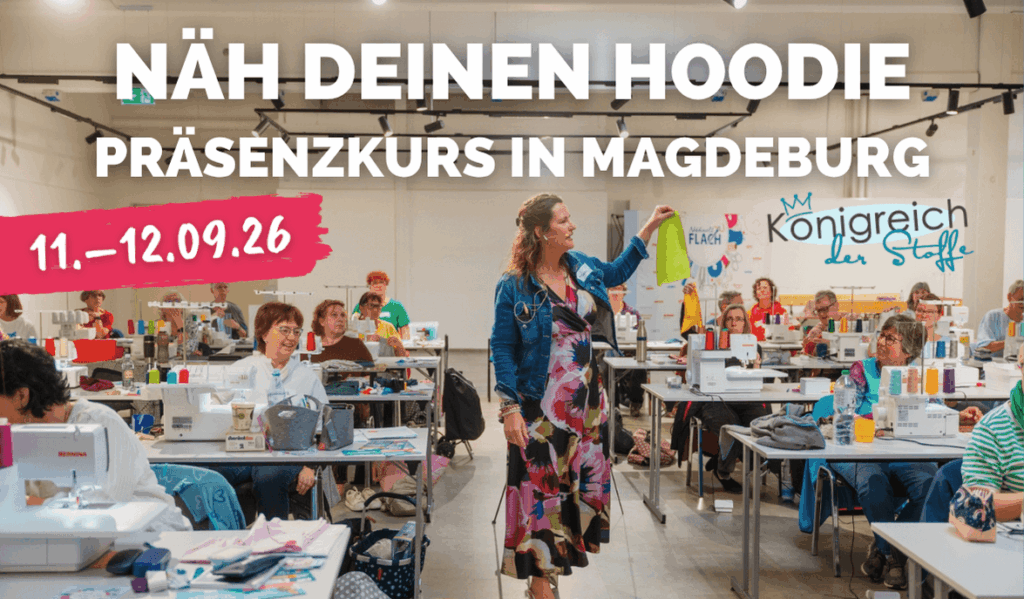 Artikelbild für den Präsenzkurs zum Hoodie nähen in Magdeburg mit Kursleiterin Manu und Teilnehmerinnen an Nähmaschinen im Schulungsraum