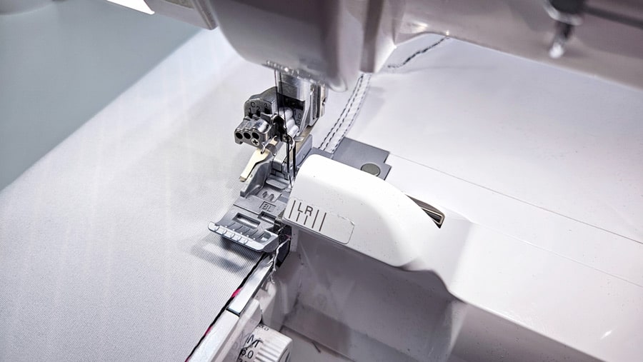 Rückenteil eines Badeanzugs wird mit der Superstretch-Naht an der Overlock zusammengenäht.