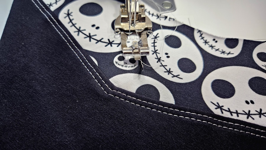 Eine Covernaht wird sauber um die Ecke einer Shirt-Teilung genäht.