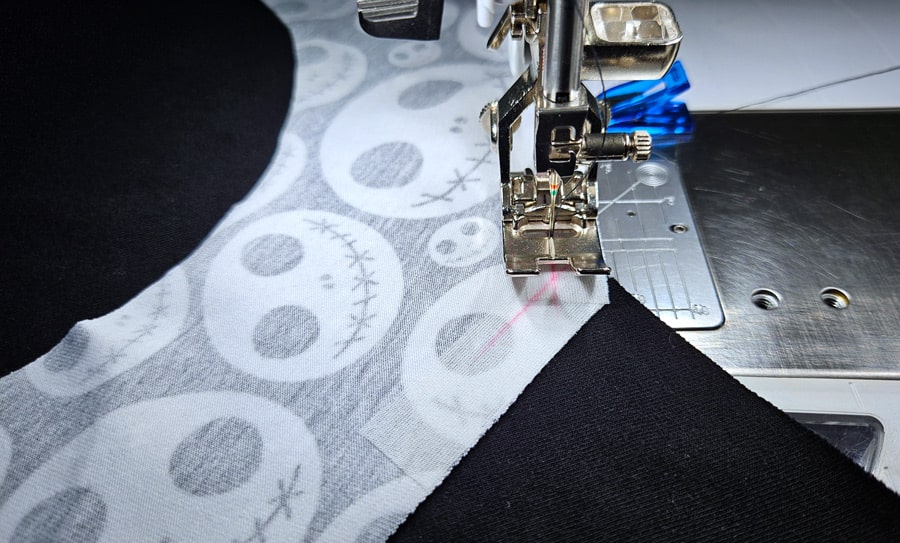 Eine eckige Teilung am Shirt wird mit der Nähmaschine bis zur markierten Ecke genäht.