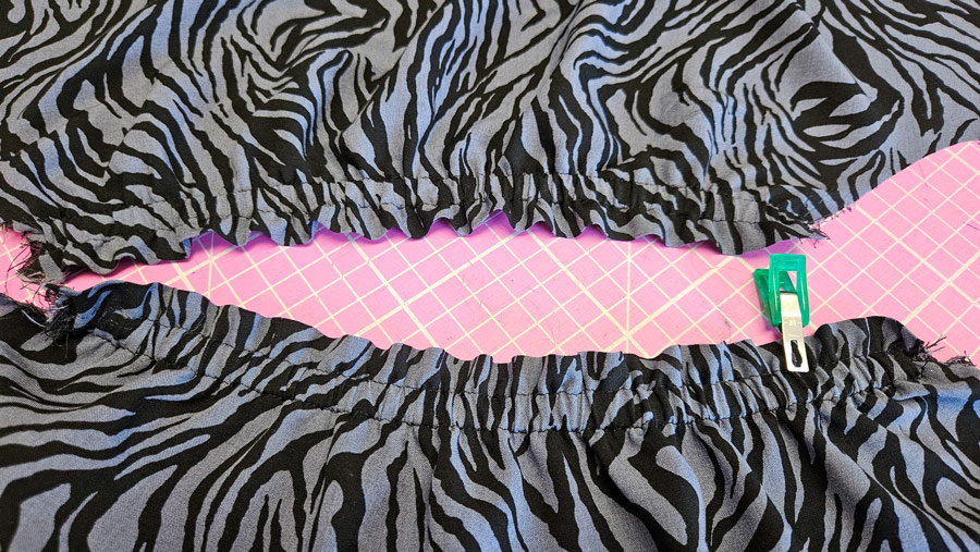 Vorder- und Rückteil der Viskosebluse mit fertig eingezogenem Gummiband und geraffter Oberkante.