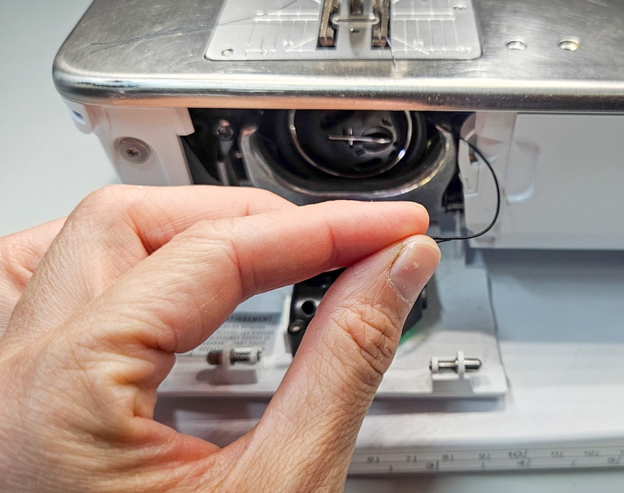Unterfadenspule mit Gummifaden wird zum Smoken mit der Nähmaschine in die Maschine eingesetzt.