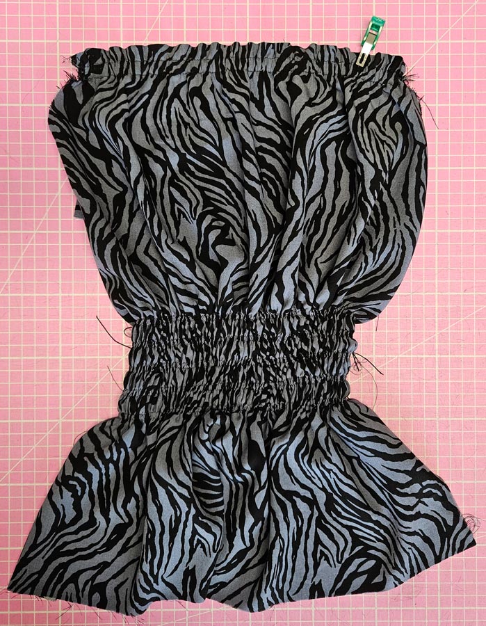 Zwischenstand der Viskosebluse mit mehreren fertig genähten Smoke-Linien im Vorderteil.