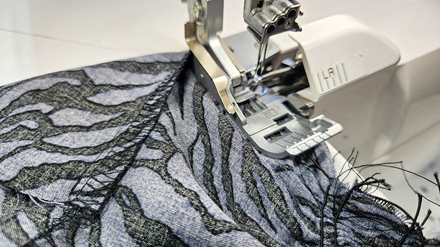 Seitennaht der Viskosebluse wird nach dem Zusammennähen mit der Overlock versäubert.