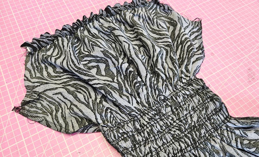 Innenseite der gesmokten Viskosebluse mit fertig versäuberter Seitennaht und mehreren Smoke-Linien.