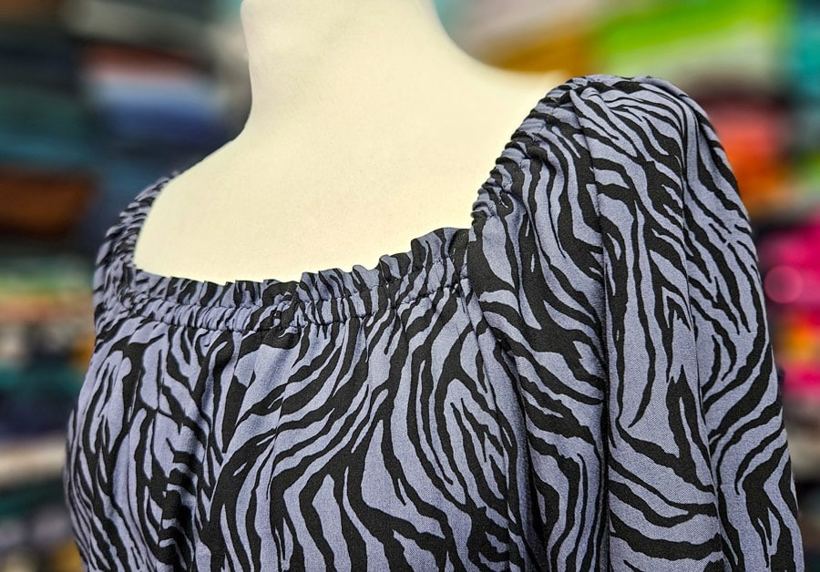 Detailansicht der fertigen gesmokten Viskosebluse mit gerafftem Ausschnitt und voluminösem Ärmel.