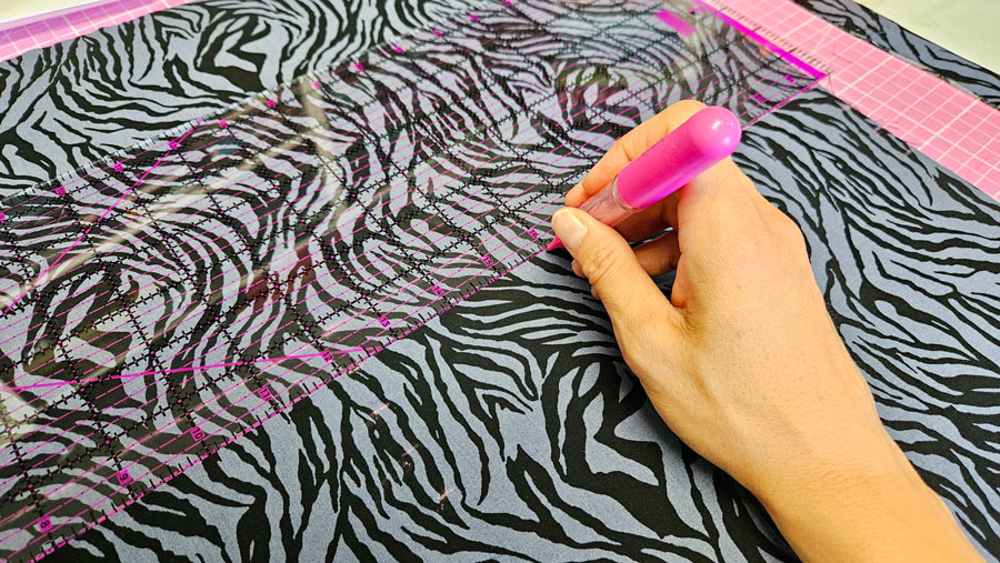 Markierungen für das Smoken werden mit einem Quiltlineal auf der Viskose-Webware verbunden.