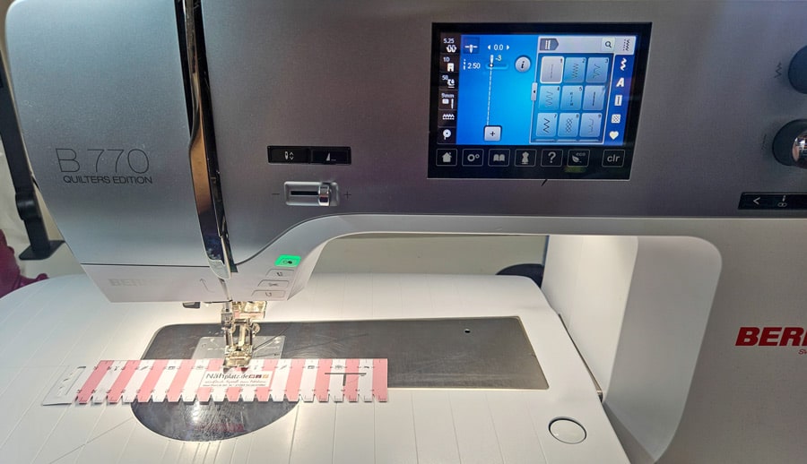 Nadelposition an einer Bernina 770 QE wird mithilfe eines Handmaßes für eine gleichmäßige Naht eingestellt.