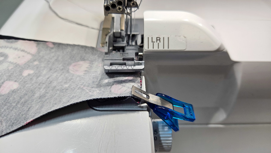 Erste Schulternaht des Jersey-Tops wird mit der Overlock geschlossen