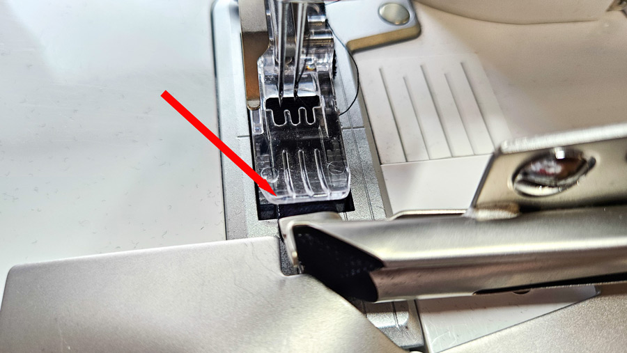 Einzelfaltschrägbinder wird an der Coverstitch zur Nadelposition ausgerichtet