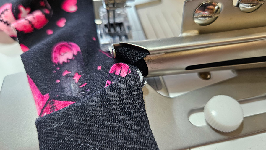 Jersey läuft während des Einfassens durch den Schrägbinder der Coverstitch