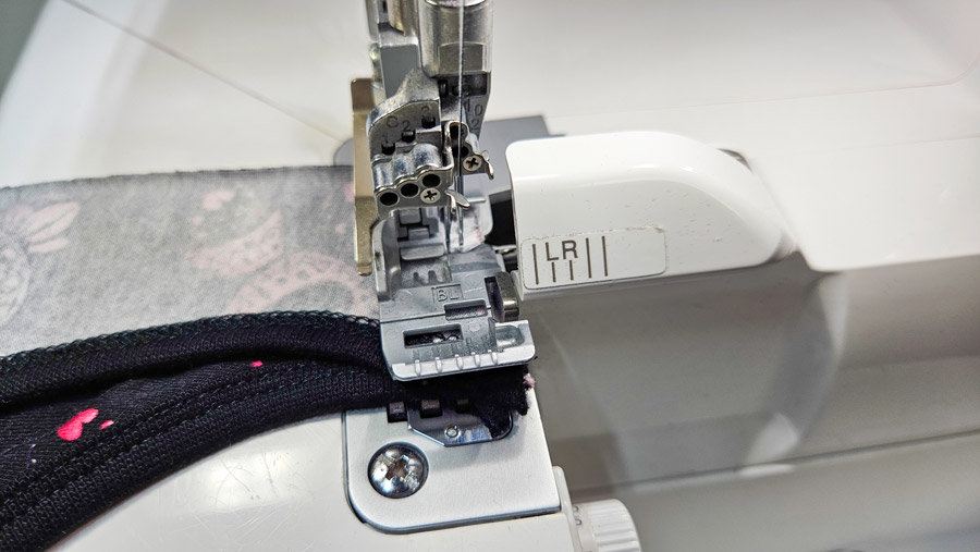 Zweite Schulternaht des eingefassten Jersey-Tops wird mit der Overlock geschlossen