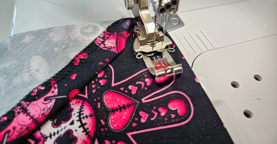 Saum eines Jersey-Tops wird mit der Coverstitch genäht