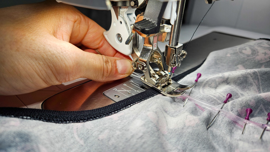 Framilonband wird mit der Nähmaschine auf der Innenseite des Jersey-Tops angenäht