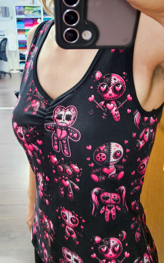 Getragenes selbstgenähtes Tanktop mit Einfassung und gerafftem V-Ausschnitt