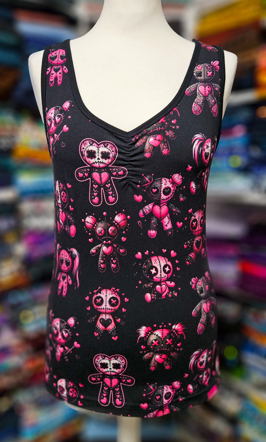 Fertiges schwarzes Tanktop mit eingefassten Ausschnitten und geraffter Ausschnittmitte auf einer Schneiderpuppe